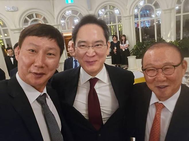 박항서 전 베트남 남자 축구 국가대표팀 감독이 이재용 삼성전자 회장과 찍은 사진을 23일 자신의 소셜미디어(SNS)에 올려 화제다. 사진에는 김상식 베트남 남자 축구 국가대표팀 감독도 함께 나왔다./박항서 전 감독 페이스북 캡처