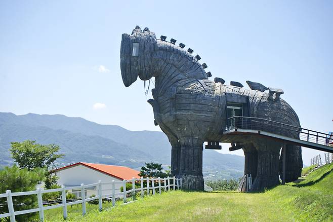 승마체험장 앞에 자리한 트로이 목마