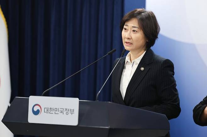 이스란 보건복지부 제1차관이 지난 22일 서울 종로구 정부서울청사에서 아동학대 예방 및 대응 강화 방안을 브리핑하고 있다. ⓒ연합뉴스