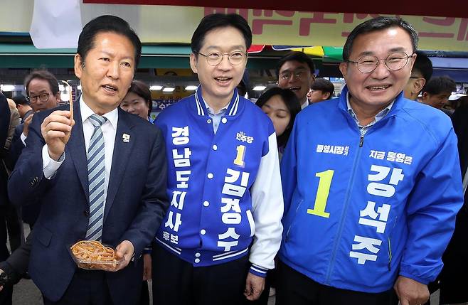 더불어민주당 정청래 대표(왼쪽)가 22일 경남 통영중앙전통시장을 찾아 김경수 경남도지사 후보, 강석주 통영시장 후보와 함께 상인과 인사를 나누고 있다. 통영=뉴스1