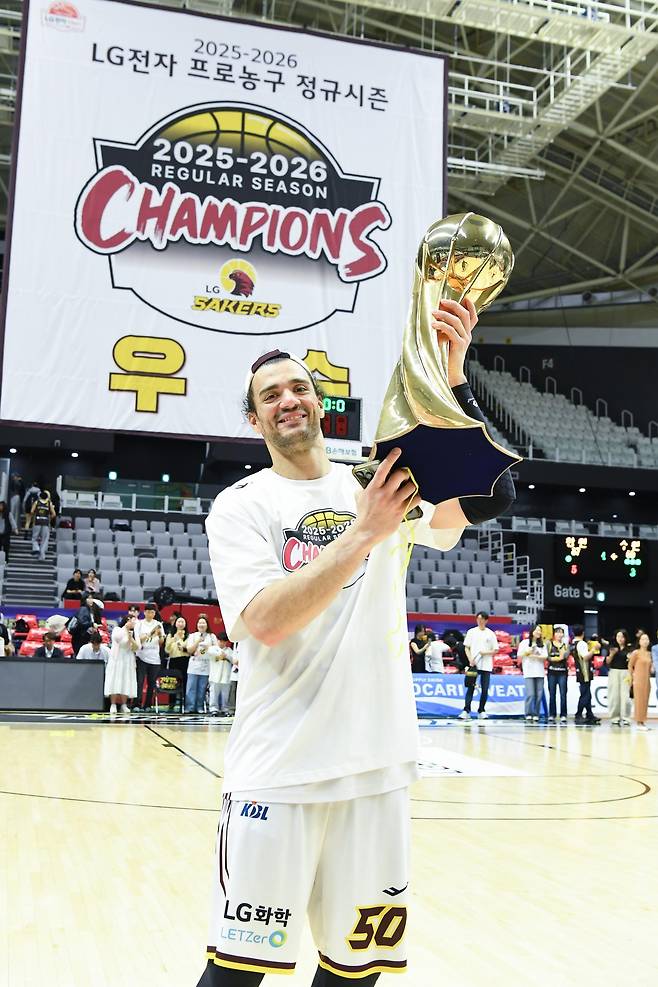 2025∼2026시즌 정규리그 우승을 확정한 후 우승 트로피를 들고 기념 촬영을 하고 있는 아셈 마레이. KBL 제공