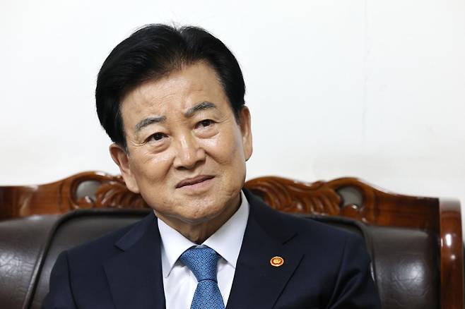 정동영 통일부 장관이 23일 오전 서울 종로구 수운회관에서 한국종교인평화회의(KCRP) 대표회장인 박인준 천도교 교령을 예방, 생각에 잠겨있다. 뉴스1