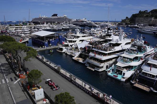 2025년 5월 24일 토요일, 모나코 서킷에서 열린 포뮬러 원(F1) 모나코 그랑프리 본선을 앞두고, 모나코 출신의 페라리 드라이버 샤를 르클레르가 예선전에서 주행하고 있다. AP/뉴시스