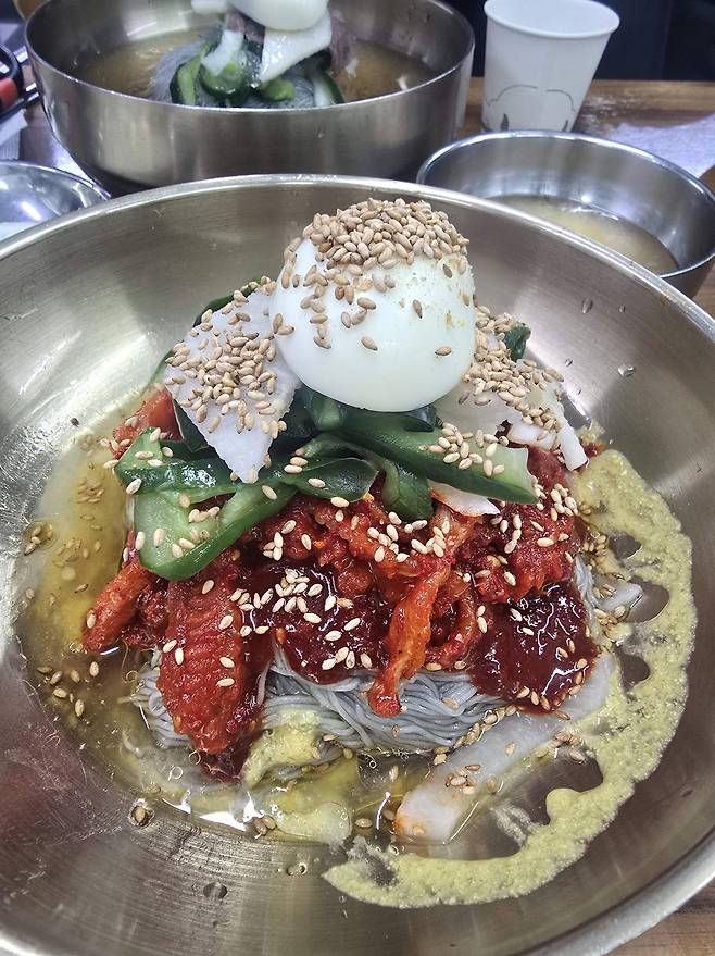 서울 동대문구 경동시장 내 ‘경동함흥냉면’의 회냉면. 1인분에 1만3000원이다. 김도언 작가 제공