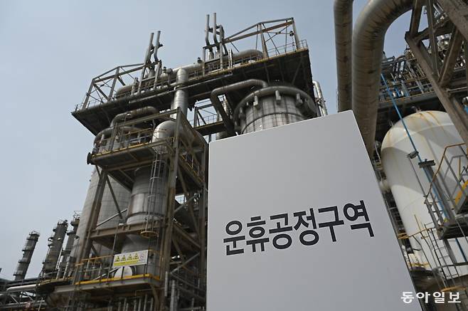 지난 21일 충남 서산 대산산업단지 내 한 석유화학공장 앞에 ‘운휴공정구역’이라고 쓰인 팻말이 세워져 있다. 석유화학 기업들은 그동안 중국발 공급 과잉의 여파로 나프타분해시설(NCC) 가동률을 80% 수준으로 낮춰 운영해 왔지만, 최근 중동 전쟁으로 원료 수급이 어려워지자 가동을 완전 중단하는 곳이 늘고 있다. 서산=박종민 기자 blick@donga.com