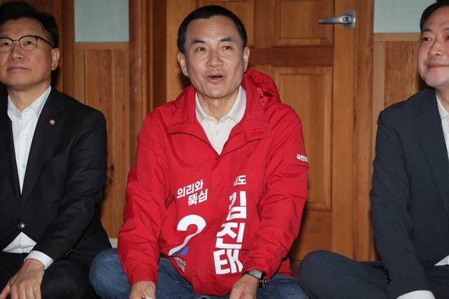 지난 4월 22일 강원 양양군 손양면 수산리어촌마을회관을 찾은 김진태 국민의힘 강원도지사 후보가 장동혁 당대표에게 사실상 사퇴를 촉구하는 등 중앙당을 향해 쓴소리하고 있다.[연합뉴스]