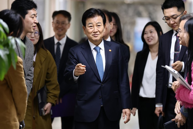 정동영(가운데) 통일부 장관이 23일 서울 종로 수운회관에서 박인준 한국종교인평화회의(KCRP) 대표회장 예방을 위해 이동하고 있다. [연합뉴스]