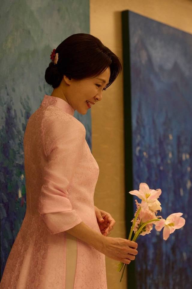 청와대는 김혜경 여사가 또 럼 베트남 공산당 서기장 겸 국가주석의 부인 응오 프엉 리 여사가 선물한 아오자이를 입은 모습을 23일 SNS에 공개했다.  [이재명 대통령 SNS]