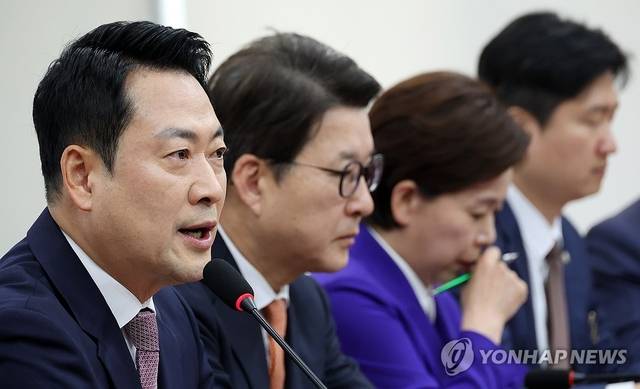 장동혁 국민의힘 대표가 23일 국회에서 열린 최고위원회의에서 모두발언을 하고 있다. 연합뉴스