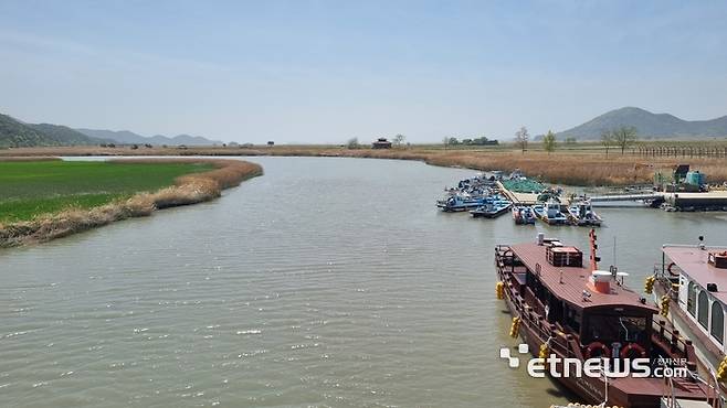 기후에너지환경부 출입기자단은 지난 21일 순천만 생태체험선을 타고 30분간 6㎞를 왕복하며 갈대밭 생태현장을 취재했다.