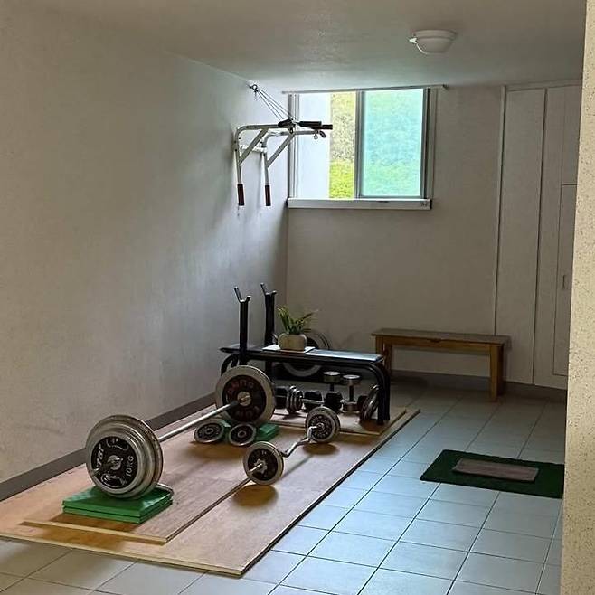 아파트 공용 복도에 개인 헬스장을 차린 이웃에 대한 제보 사진. /사진=보배드림