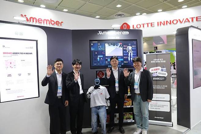월드IT쇼 롯데이노베이트의 부스를 방문한 이세돌 울산과학기술원 특임교수(왼쪽 두번째)가 휴머노이드 로봇 '로이'와 기념촬영하고 있다. 롯데이노베이트 제공