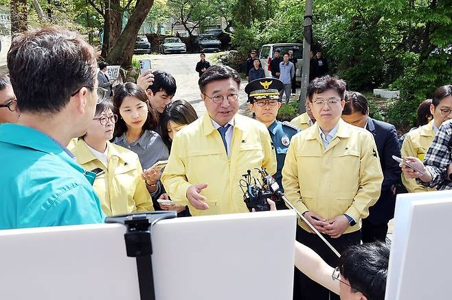 윤호중 행정안전부 장관이 23일 오전 서울 강북구 인수천 인근 하천·계곡 불법 점용시설 정비실태 현장을 점검하고 있다. 행정안전부 제공