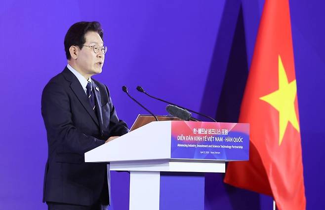 이재명 대통령이 23일 베트남 하노이 한 호텔에서 열린 한-베트남 비즈니스 포럼에서 발언하고 있다. 뉴시스