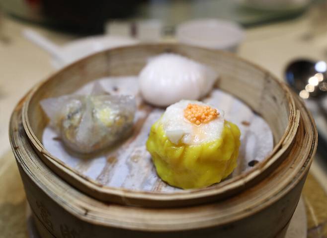 ‘포럼 레스토랑’은 홍콩 최고의 딤섬집이라는 칭송을 듣는다. 사오마이 등 세가지 딤섬. 박미향 기자