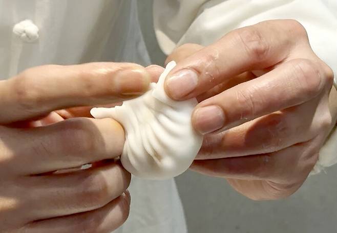 ‘포럼 레스토랑’의 딤섬 파트를 총괄하는 오스카 람 셰프가 하가우 조리를 시연하고 있다. 박미향 기자