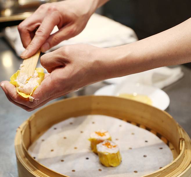 ‘포럼 레스토랑’의 딤섬 파트를 총괄하는 오스카 람 셰프가 사오마이 조리를 시연하고 있다. 박미향 기자