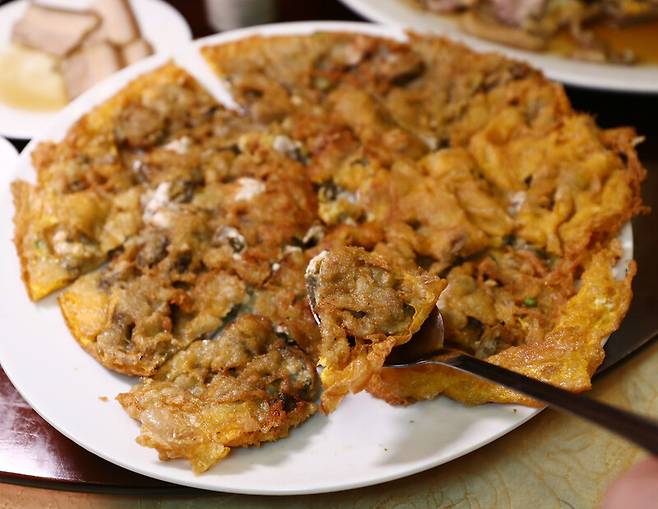 1954년 문을 연 노포 ‘록하우푹’의 바삭하게 조리한 굴전. 박미향 기자