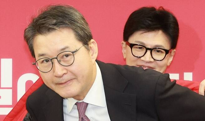 2024년 1월29일 한동훈 당시 국민의힘 비상대책위원장이 서울 여의도 국민의힘 중앙당사에서 열린 국민인재 영입 환영식에서 신동욱 티브이(TV)조선 전 앵커에게 당 점퍼를 입혀주고 있다.