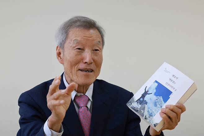 최근 산문집을 낸 민주사회를위한변호사모임 창립회원인 박용일 변호사가 15일 오후 서울 마포구 한겨레신문사에서 이야기하고 있다. 김혜윤 기자 unique@hani.co.kr