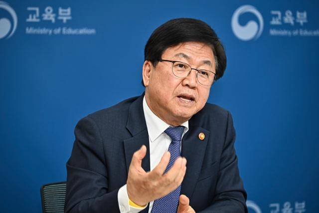 최교진 교육부 장관이 21일 서울 영등포구 한국교육시설안전원에서 본보와 인터뷰하고 있다. 정다빈 기자