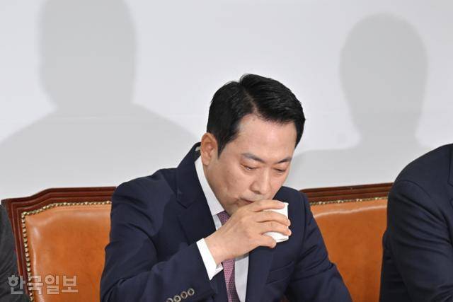 장동혁 국민의힘 대표가 23일 국회에서 열린 최고위원회의에서 물을 마시고 있다. 민경석 기자