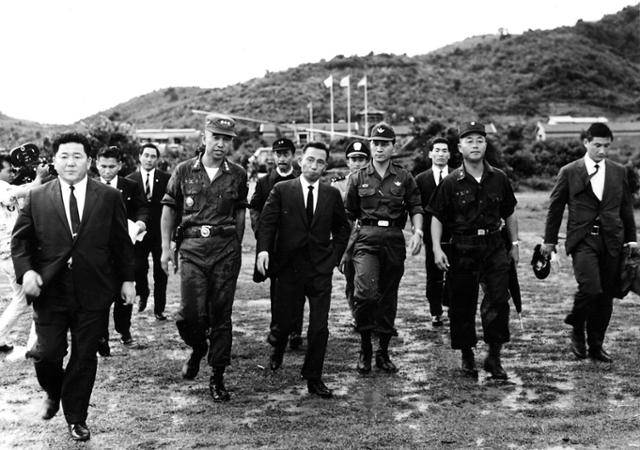 1966년 우리 군이 파병된 베트남을 방문한 박정희 대통령이 당시 주월 한국군사령관이었던 채명신 중장과 대화하며 이동하고 있다. 한국일보 자료사진