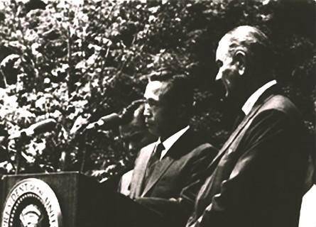 박정희 전 대통령이 1965년 린든 B. 존슨 당시 미국 대통령과 정상회담 후 공동 성명을 발표하고 있다. 이 때 한국군 전투병의 베트남 파병이 공식화됐다. 한국일보 자료사진