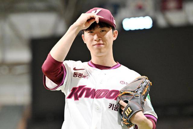 배동현이 22일 서울 고척스카이돔에서 한국일보와 인터뷰를 앞두고 포즈를 취하고 있다. 민경석 기자