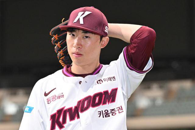 배동현이 22일 서울 고척스카이돔에서 한국일보와 인터뷰를 앞두고 포즈를 취하고 있다. 민경석 기자