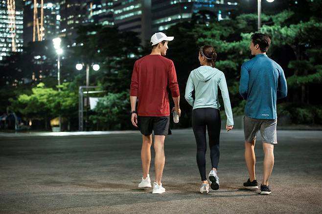 저녁식사 후 산책하면 장 운동을 자극해 배변에 도움이 된다. /클립아트코리아