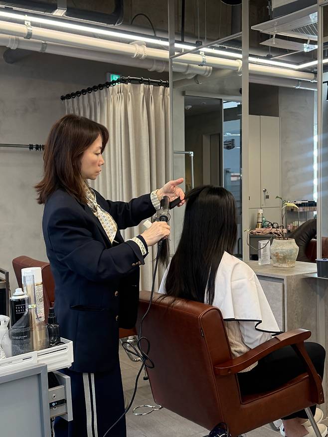 홍지선 히르청담 원장이 미국인 손님의 헤어 스타일링을 하고 있다. 히르청담 제공