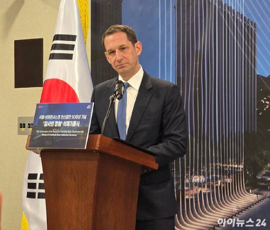 다니엘 루리(Daniel Lurie) 샌프란시스코 시장이 23일 서울시청에서 열린 '서울-샌프란시스코 친선결연 50주년 감사의 정원 석재 기증식'에서 환영사를 하고 있다. [사진=김한빈 기자]