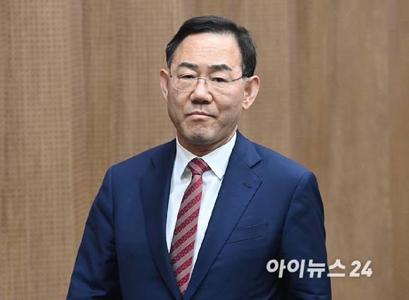 6·3 지방선거 국민의힘 대구시장 경선에서 컷오프(공천 배제)된 주호영 의원이 23일 서울 여의도 국회 소통관에서 불출마 기자회견을 마친 뒤 회견장을 나서고 있다. [사진=곽영래 기자]