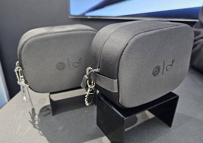 제품에 포함되는 전용 휴대용 파우치 / 출처=IT동아