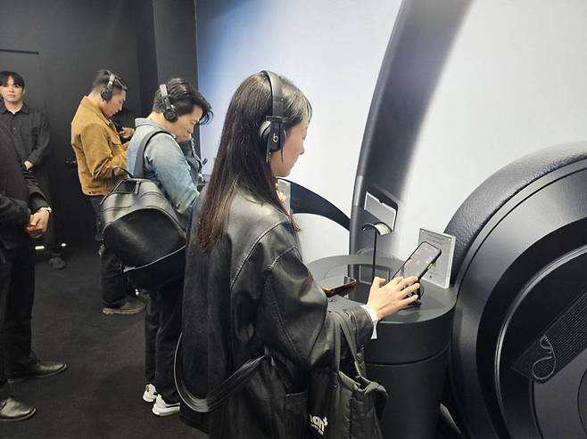 성수동 행사장에서 제품을 체험하는 사람들 / 출처=IT동아