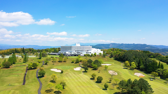 일본 가고시마 사츠마 골프&온천 리조트 전경. 이동과 체류를 한 번에 묶은 골프여행 구조의 대표 사례로 꼽힌다. (쇼골프 제공)