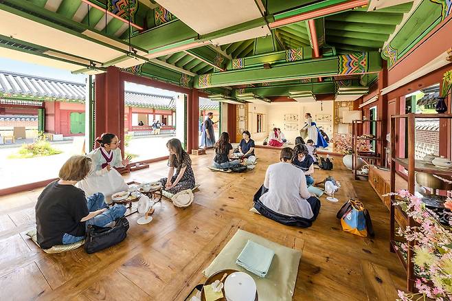 왕실 별식을 즐기는 ‘경복궁 생과방’ 프로그램. [사진 국가유산진흥원]