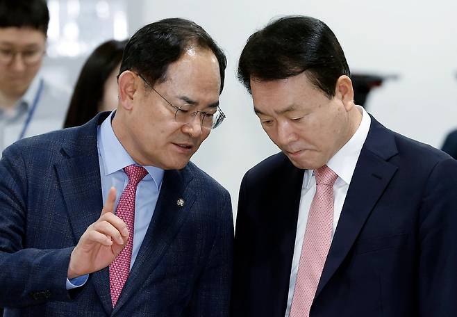 성일종 국민의힘 의원이 22일 오전 서울 여의도 국회 소통관에서 정치 현안 관련 기자회견에 앞서 임종득 의원과 대화를 나누고 있다. 뉴스1