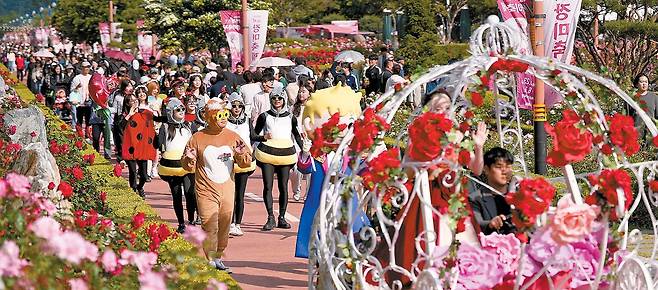 삼척관광문화재단이오는 5월 19일부터 25일까지 ‘2026 삼척 장미축제’를 개최한다. 사진은 지난해 열린 축제 현장에서 퍼레이드가 진행되고 있는 모습. [사진 삼척관광문화재단]