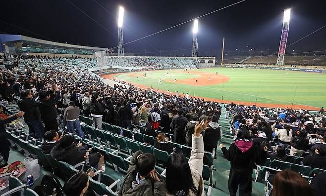 프로야구 KBO 퓨처스(2군)리그 울산 웨일즈의 창단 첫 홈 개막전이 열린 울산 문수야구장이 관중으로 가득 차 있다. 연합뉴스