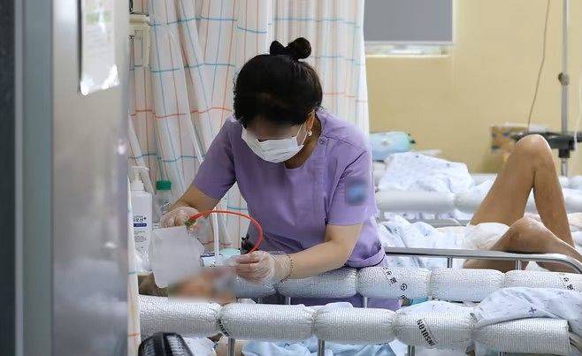 대전 중구의 한 병원에서 간호사가 환자를 돌보고 있다. 뉴스1