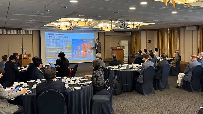 지난 22일 한국프레스센터에서 '중국 경제의 딜레마 : 흔들리는 경제, 질주하는 기술'을 주제로 한중우호협회 중국전문가포럼이 열렸다. 발제자인 이현태 서울대학교 국제대학원 교수가 발언하고 있다. 사진 중앙일보 중국연구소