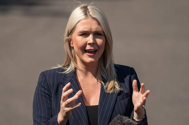 캐롤라인 레빗 미국 백악관 대변인이 22일(현지시간) 워싱턴 DC 백악관 경내에서 취재진과 대화하고 있다. AP=연합뉴스