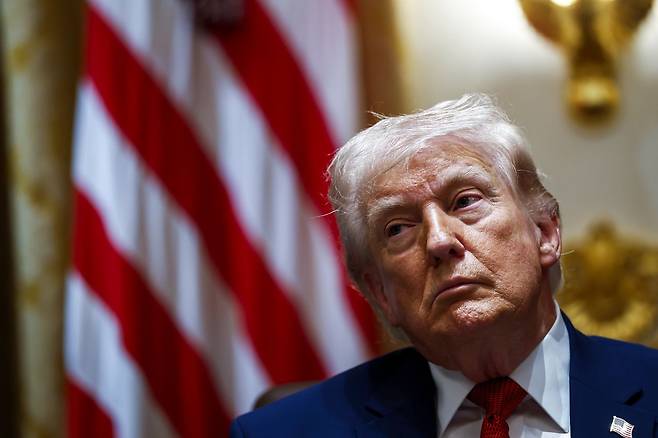 도널드 트럼프 미국 대통령이 이란과의 전쟁이 시작된지 한달 째를 맞았던 지난달 26일(현지시간) 백악관에서 진행한 내각회의 도중 참석한 장관들을 바라보고 있다. EPA=연합뉴스