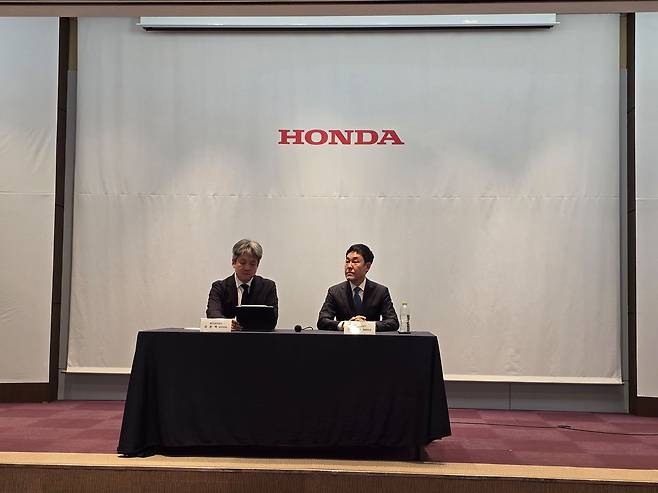 23일 이지홍 혼다코리아 대표이사와 이춘택 상무이사가 혼다코리아 자동차 판매 사업 종료 발표 이후 기자회견을 하고 있다. 이수정 기자