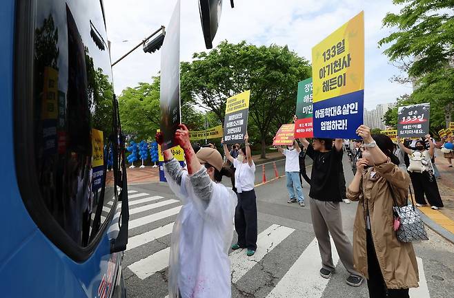 23일 전남 순천시 왕지동 광주지법 순천지원에서 자발적 시민모임 '해든아 사랑해. 그리고 기억해' 회원들이 생후 4개월 아들을 학대해 숨지게 한 혐의를 받는 친모가 탄 호송차를 가로막고 있다. 연합뉴스