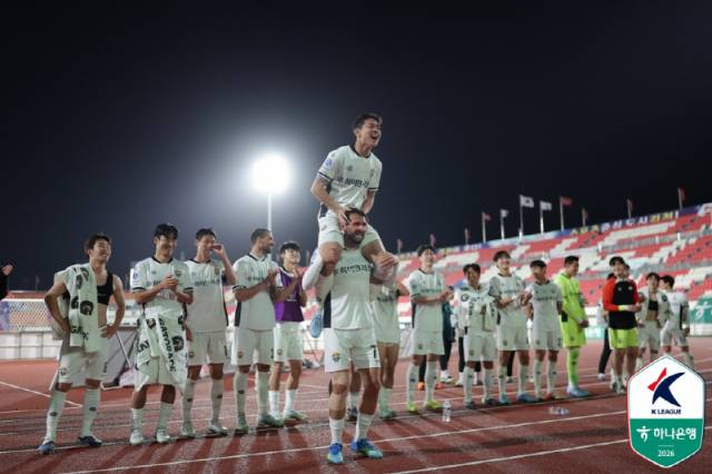 ▲ 강원FC 김대원이 21일 경북 김천종합운동장에서 열린 김천상무와 하나은행 K리그1 2026 9라운드 맞대결에서 대승을 거둔 뒤 아부달라에게 업혀 세리머니를 하고 있다.  한국프로축구연맹 제공