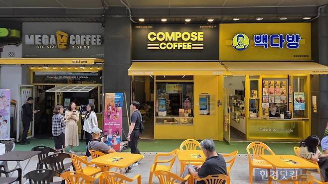 서울 종로구 광화문 인근의 저가 커피 브랜드 점포들. 사진=박수림 기자