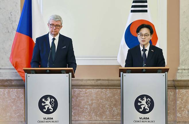 김정관 산업통상부 장관이 지난 2월16일(현지시간) 체코 총리실 콘퍼런스홀에서 열린 두산에너빌리티와 두산스코다파워 간 터빈 공급 계약 등 우리 기업과 체코 기업 간 2건의 하도급 계약 서명식에 임석한 후 공동 기자회견에서 발언하고 있다.  /사진=연합뉴스